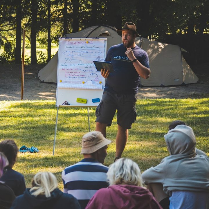 Filip Tkáč při školení – flipchart o bezpečnosti AI